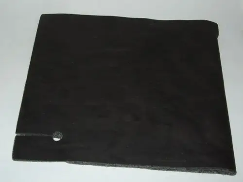 Schwarze Isolationsmatte mit einer Druckknopf-Öffnung, verwendet zur Geräuschisolation für Daikin-Kompressoren. Flache, rechteckige Form ohne sichtbare Markenzeichen oder Maße.